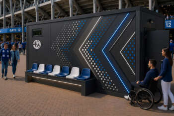 Toegankelijke Changing Places Unit met sportieve en dynamische gevelafwerking bij stadion of evenemententerrein.